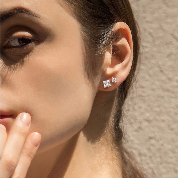 Jewelry - Sterling Silver 925. Simulate Diamond Stud Earring.